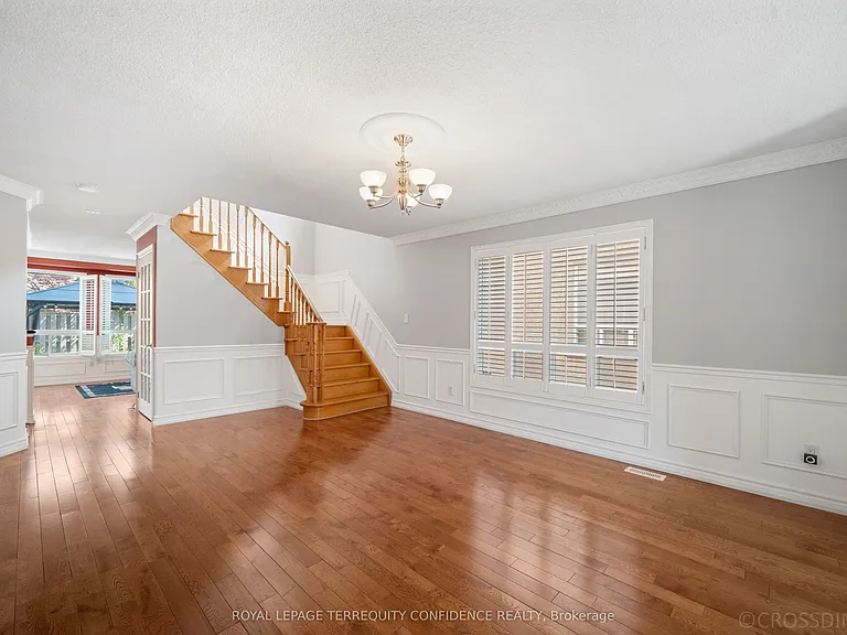 131 Laurelhurst Cres — Photo 3