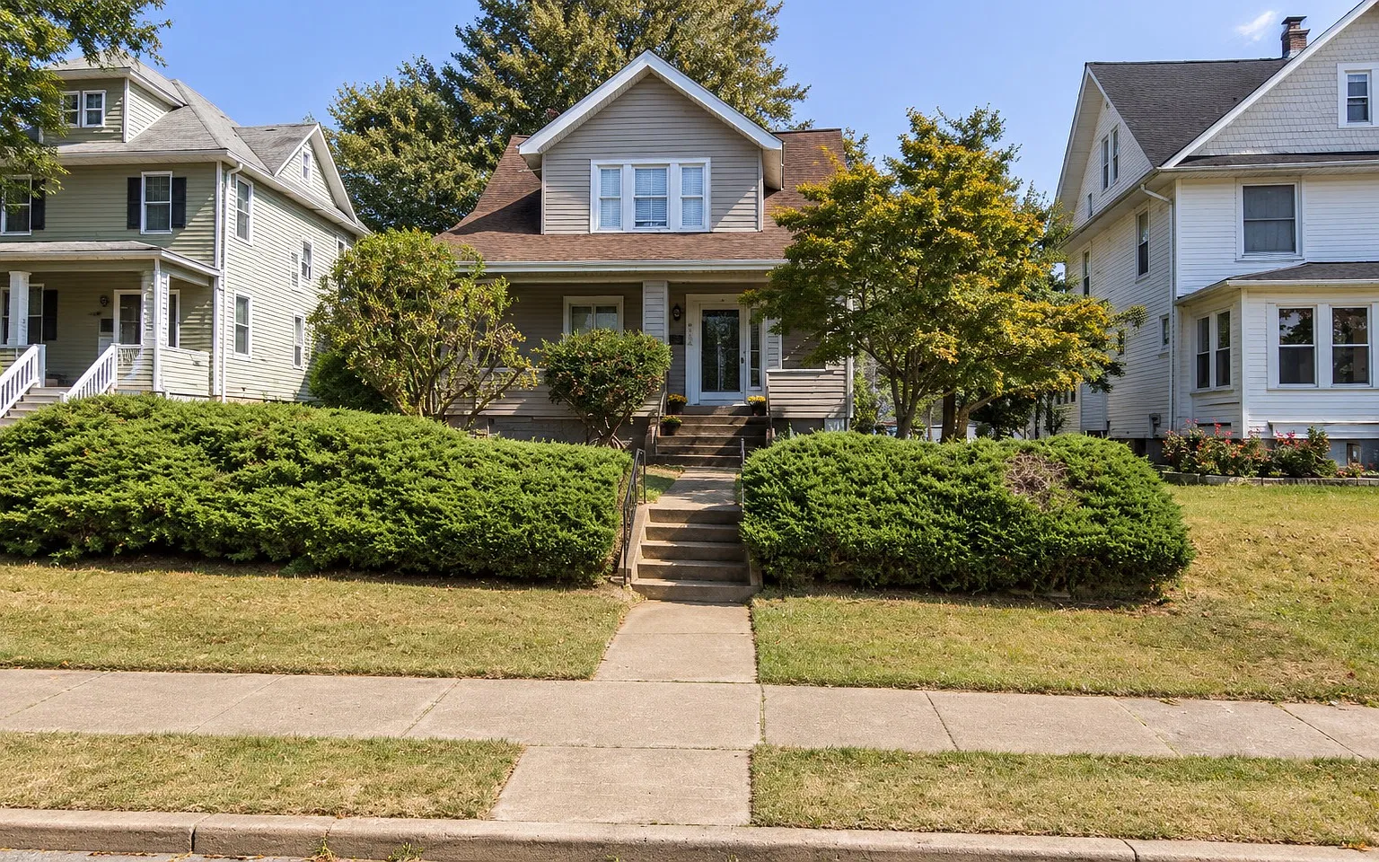 3 bed, 1.5 bath, 2070 sqft, $2,000 — Photo 1