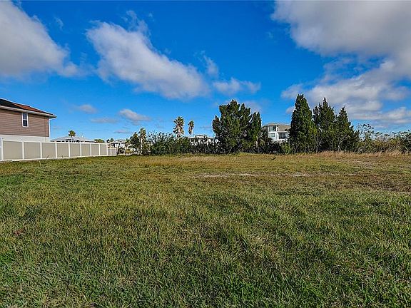 4th image of 4104 Camelia Dr