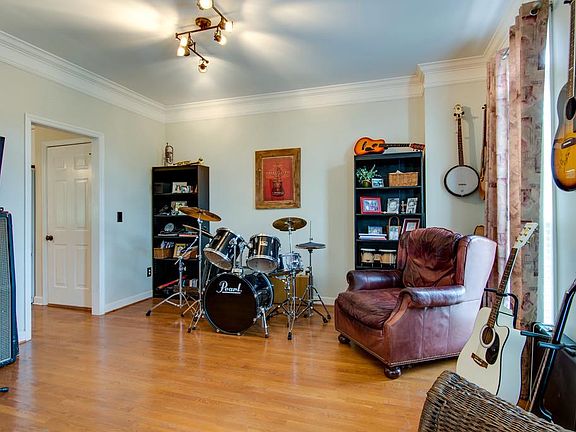 4th image of 156 Broadwell Cir