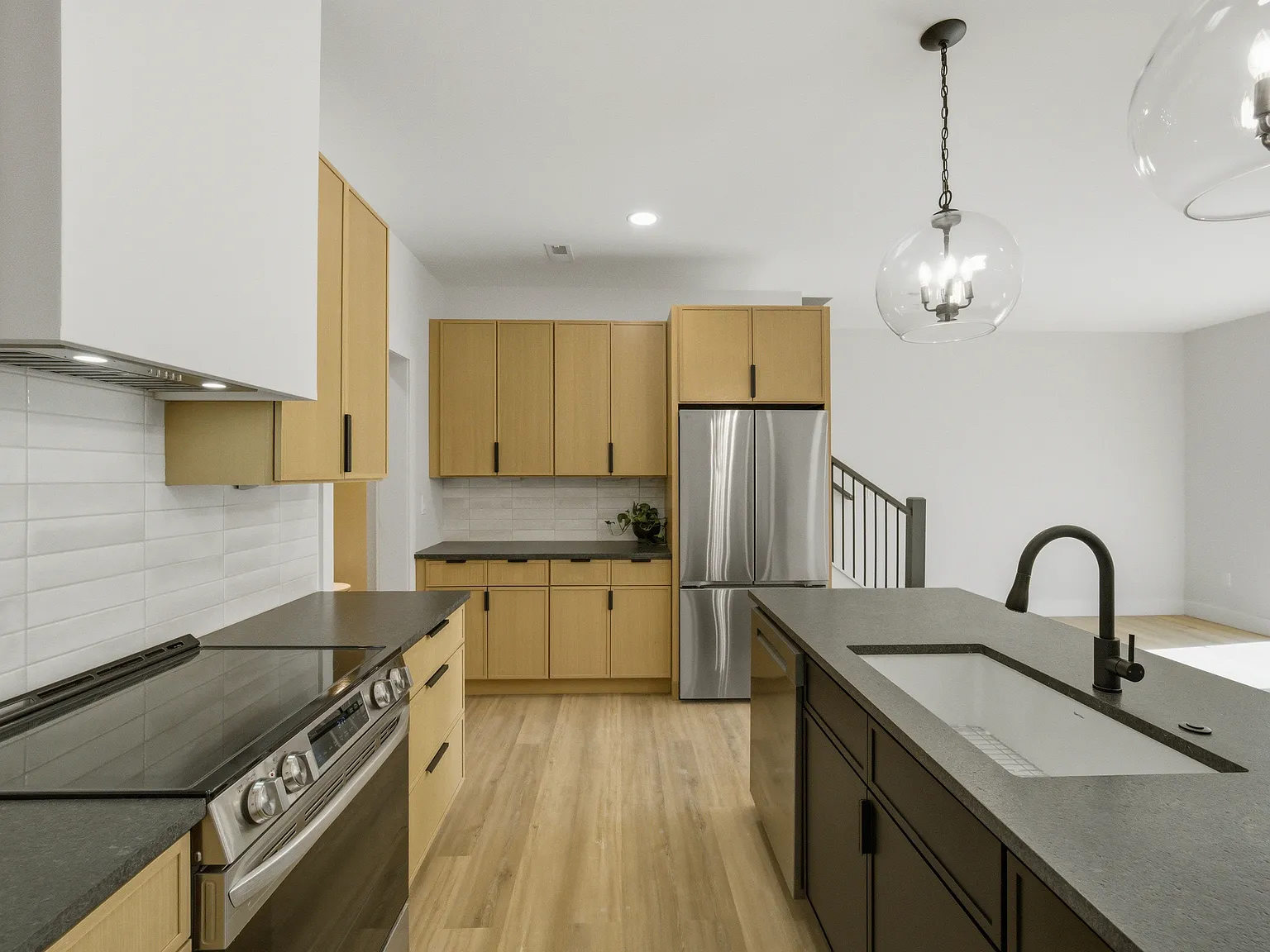 3 bed, 2.5 bath, 1600 sqft, $2,449 — Photo 4