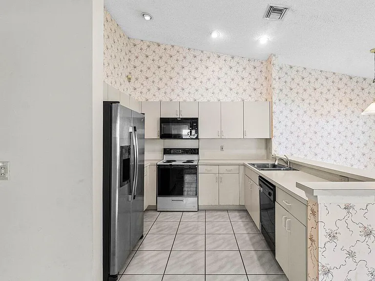 10001 Country Brook Rd — Photo 8
