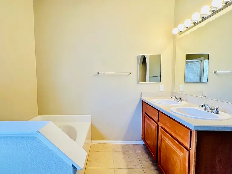 379 Pebble Ct — Photo 2
