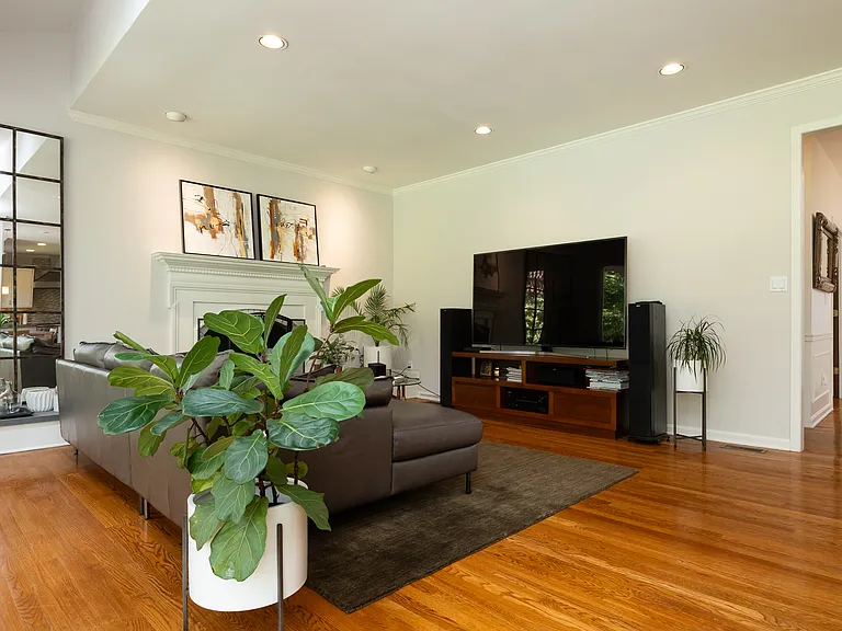 8809 Saunders Ln — Photo 32