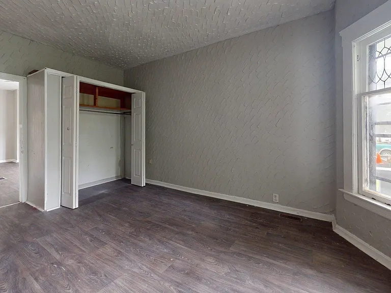 3889 W 33rd St — Photo 30