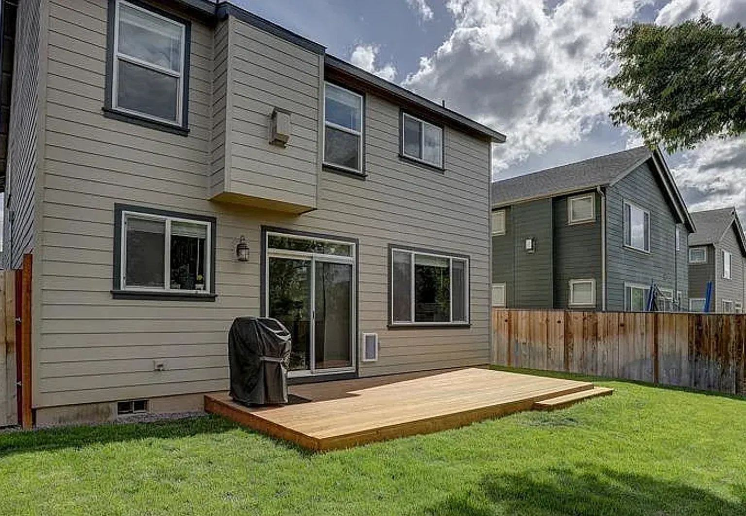 Unfurnished Beautiful 4-Bedroom + Office Home with Fenced Yard in NE Bend! — Photo 4