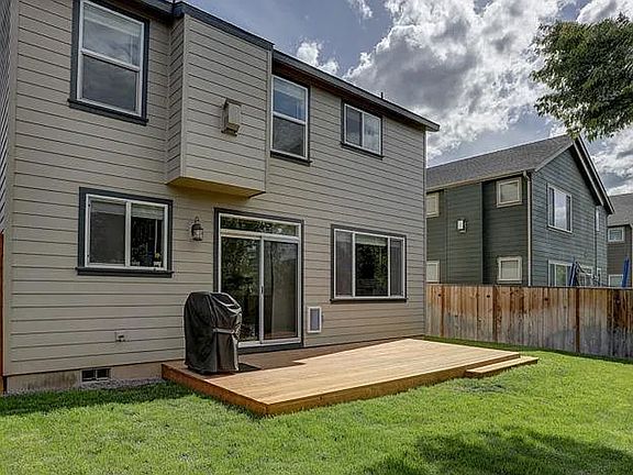 4th image of 847 NE Locksley Dr