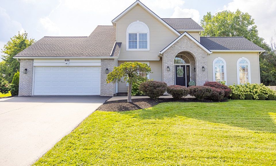 1st image of 652 Shorecliff Dr