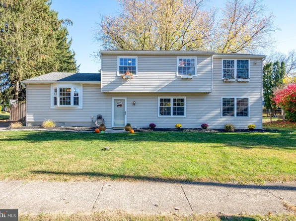 5869 Clarkson Dr, East Petersburg, PA 17520