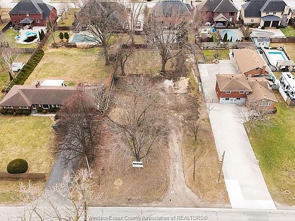 3rd image of 1122 Reaume Rd