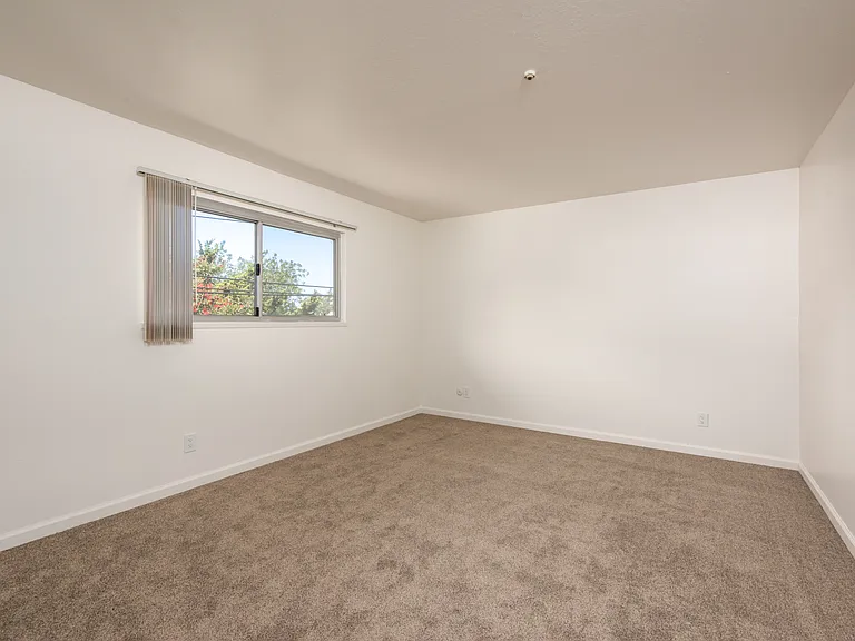 Los Robles Apartments — Photo 10