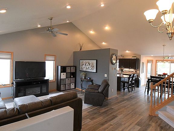 4th image of 1620 18th Ave E
