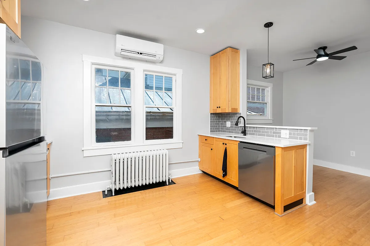 Building Photo - 215 E Beverley St #4