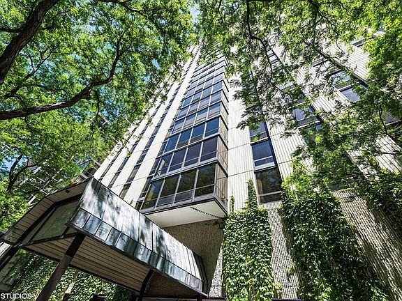 2nd image of 100 E Bellevue Pl APT 8A