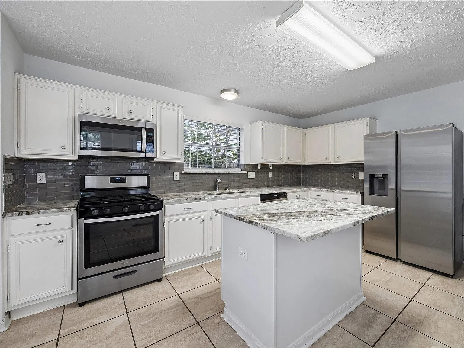 3 bed, 2.0 bath, 1685 sqft, $1,995 — Photo 3