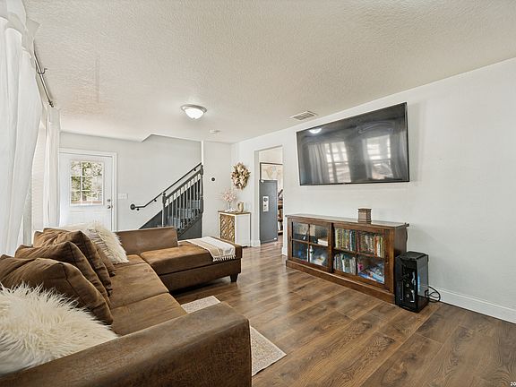 3rd image of 227 SHADY OAKS DR