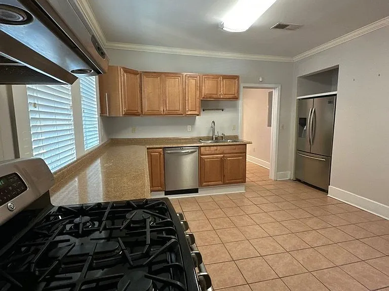 443 N Avalon St — Photo 10