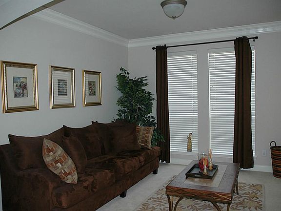Nice neutral colors and plush carpeting.