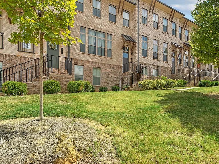613 Harrington Hls — Photo 33