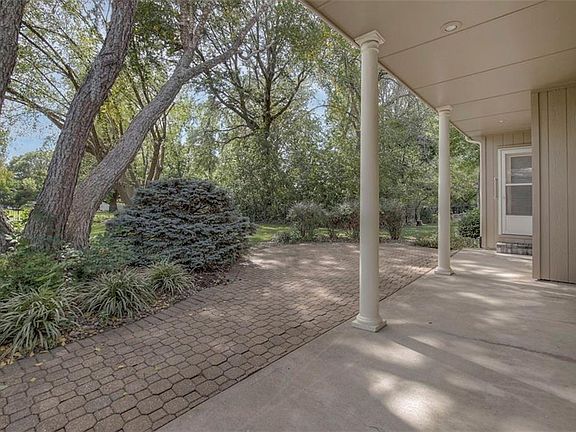 4th image of 425 NE Thornberry Pl