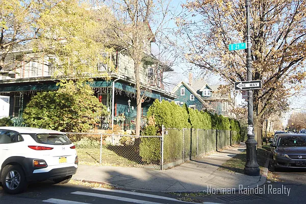 Rented by Norman Raindel, LREB | media 27