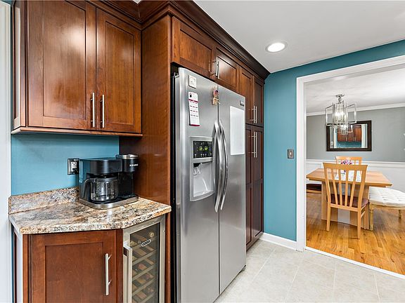 5th image of 2232 Altaview Ave