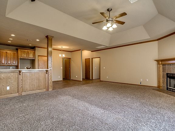3rd image of 616 E Linden Ln