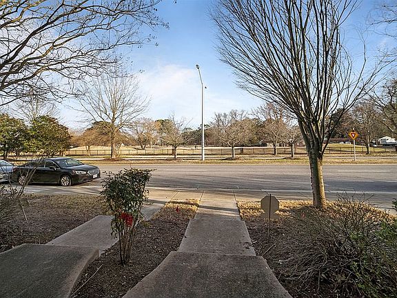 5th image of 3170 Greenwood Dr