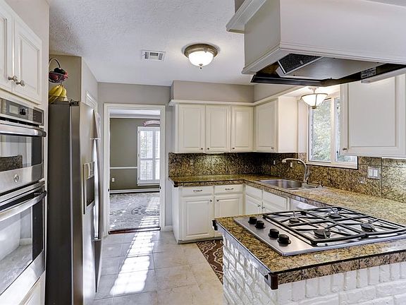 5th image of 807 Blue Willow Dr