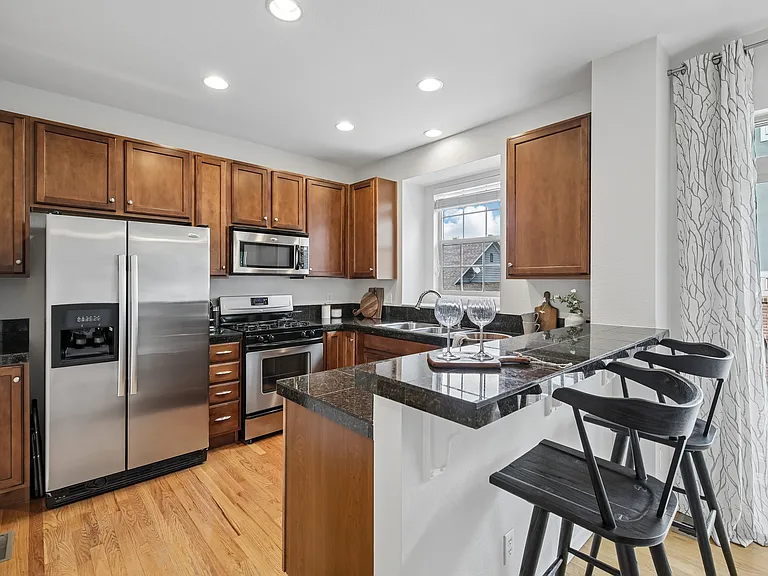 Well designed kitchen, maple cabinetry and upgraded stainless steel appliances.