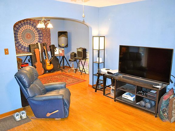 5th image of 412 Gladstone St