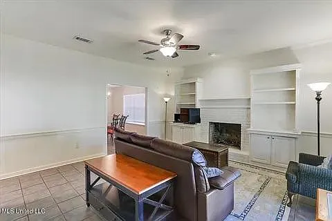 631 Live Oak Dr — Photo 3