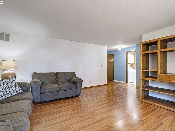 4th image of 759 SE 40th Ct
