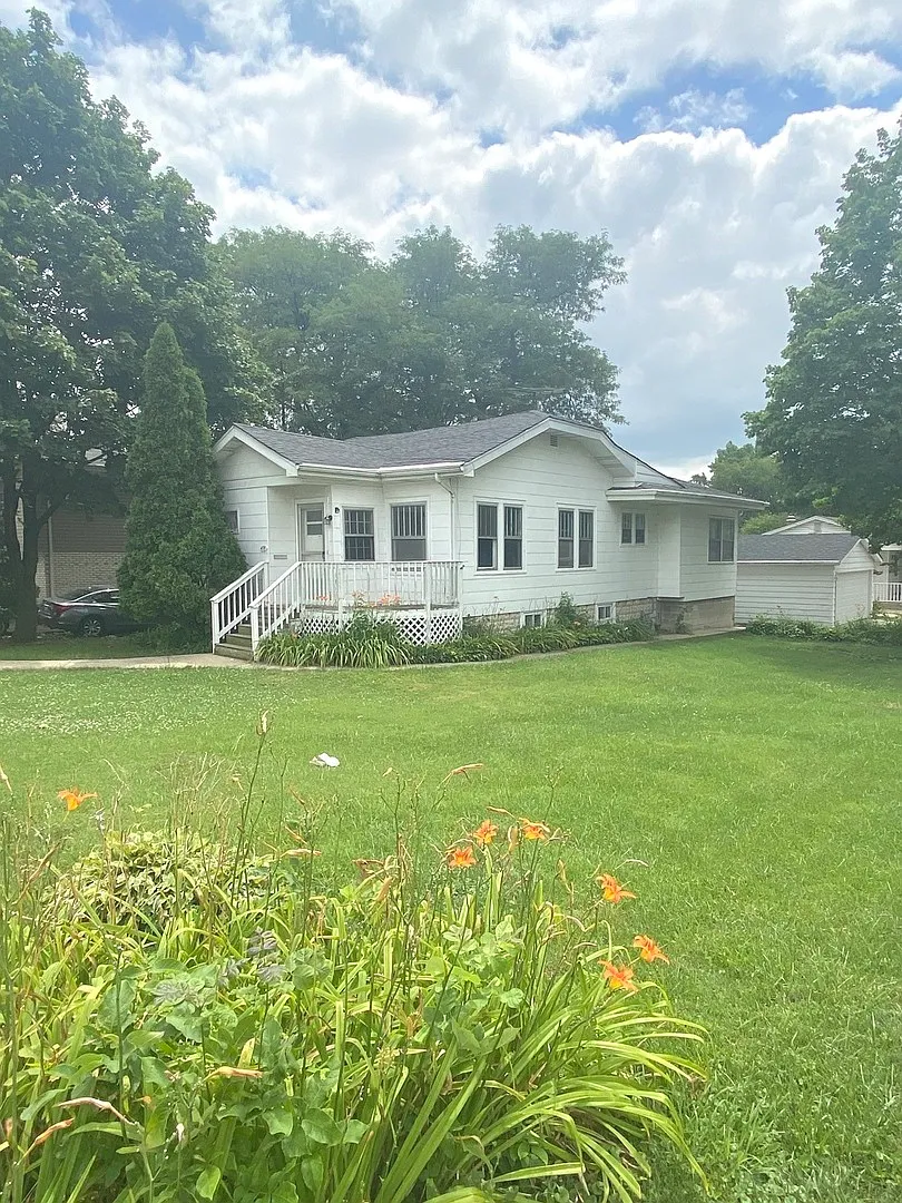 476 W Saint Charles Rd photo 1