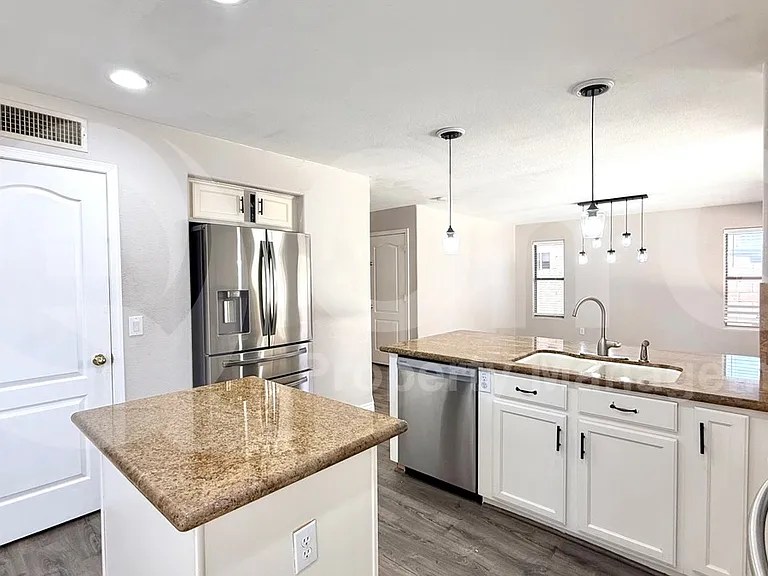 1733 E Harrison St — Photo 3