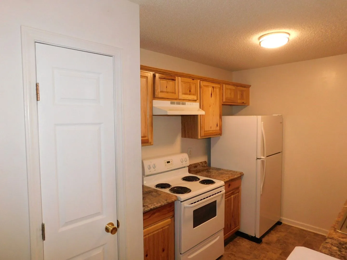 Charming 2-Bedroom, 2-Bath Duplex with Garage — Photo 2
