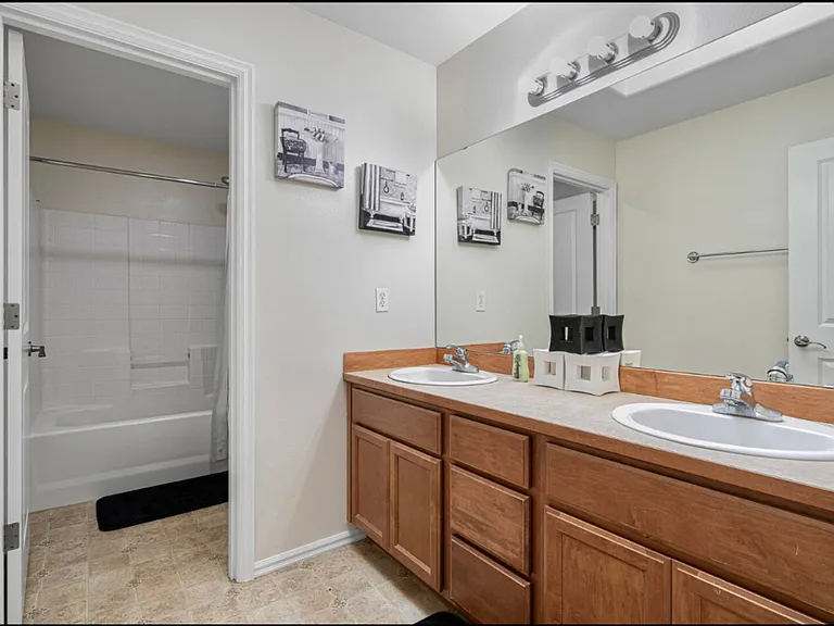 Burnett Ct S — Photo 32