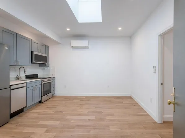 231 East 60th Street image 1 of 11