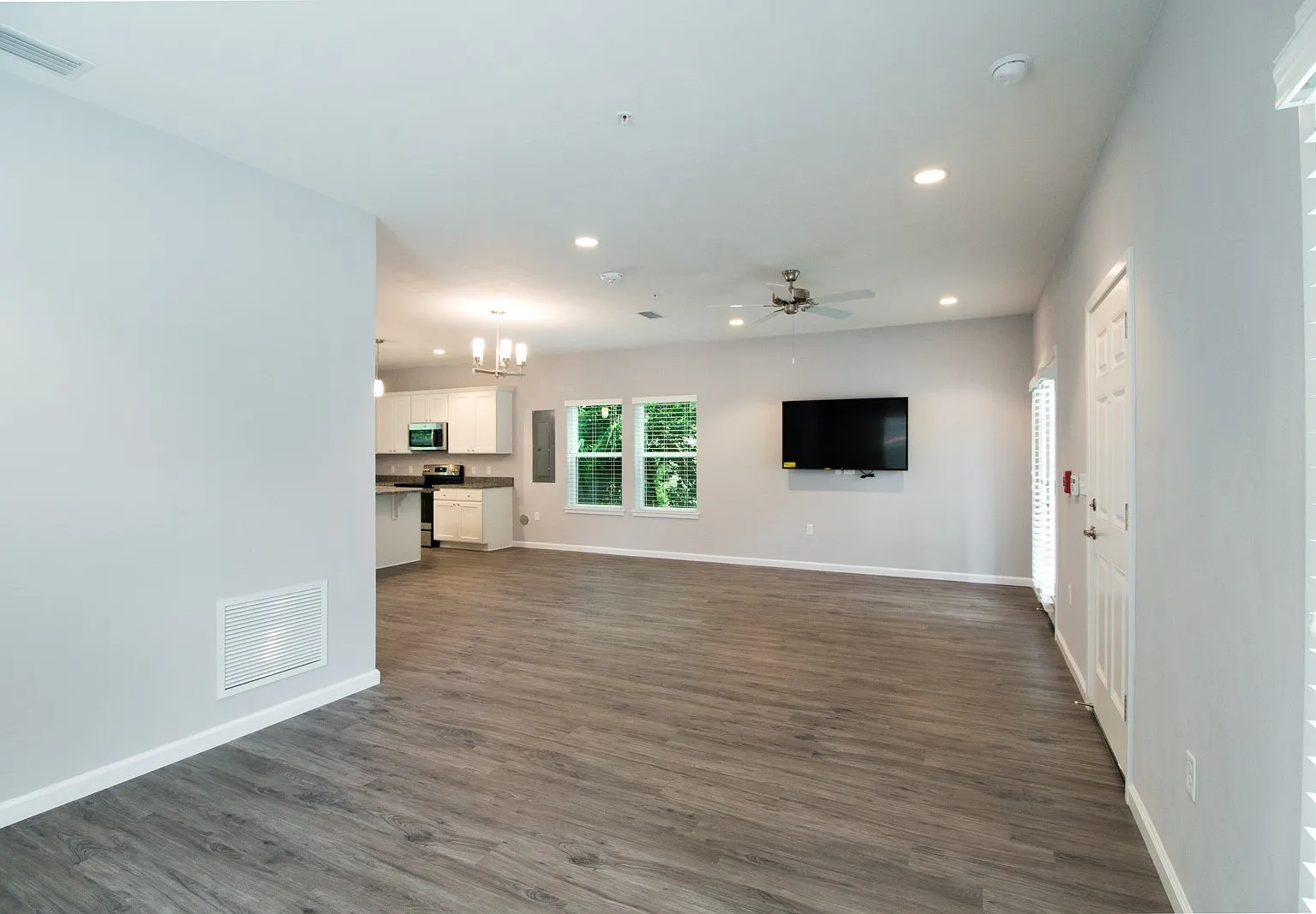 Beautiful 6 Bedroom House - Walk to UF & Sorority Row - 6 Bed/6.5 Bath home within 3 blocks from ... — Photo 4