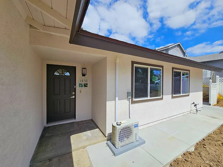 1038 Adel Ave — Photo 2