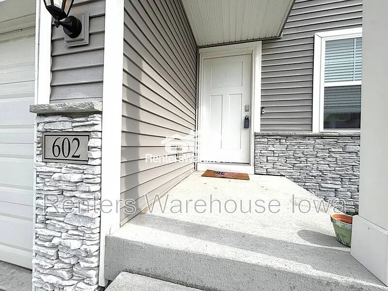 602 Elizabeth Ln NW — Photo 3