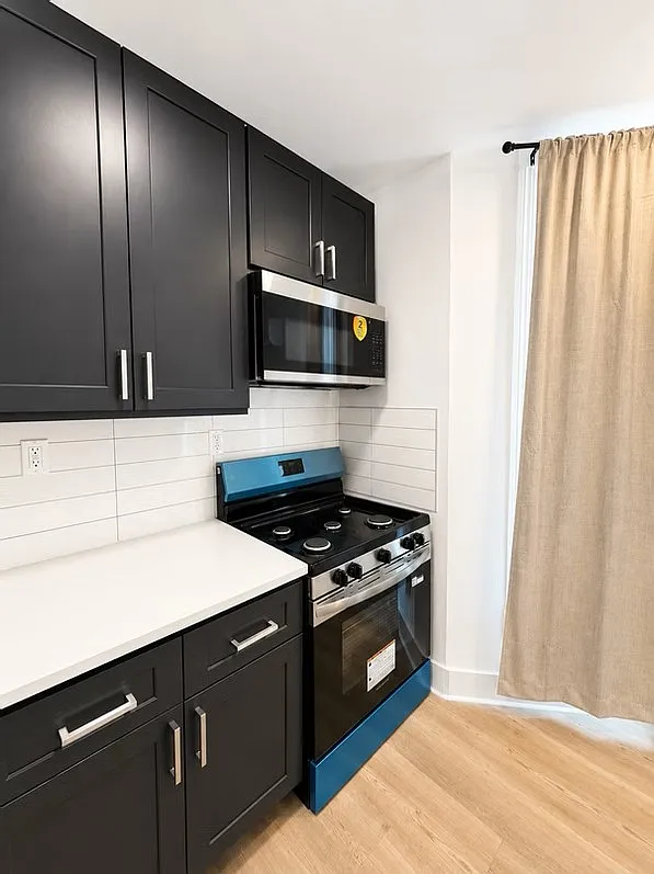 124 West College St. Unit 7 — Photo 3