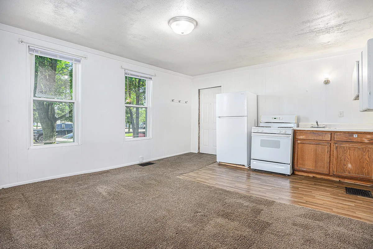 Building Photo - 102 E Paw St #4