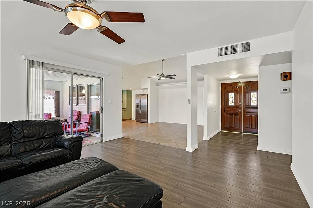 3 bed, 2.0 bath, 1606 sqft, $3,000 — Photo 3