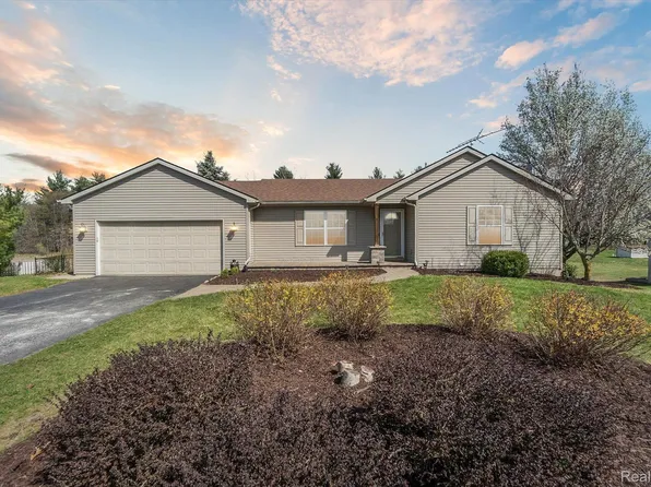 10102 Redhawk Dr, Perry, MI 48872