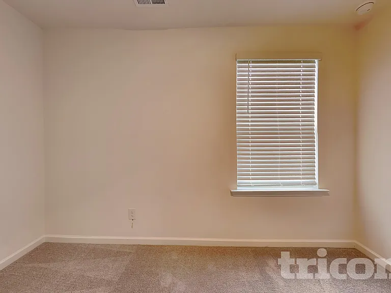 1940 Logan Ln — Photo 10