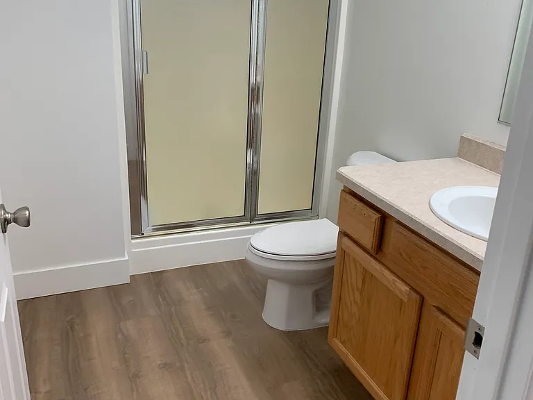 Upstairs hall full bath