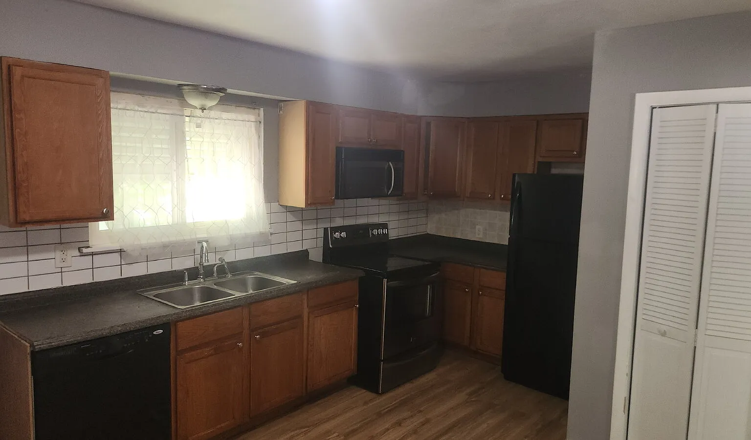 3 bed, 1.0 bath, 888 sqft, $1,250 — Photo 3