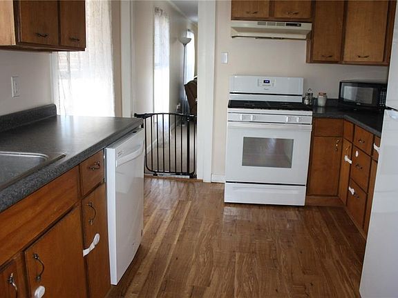 5th image of 123 Franklin St