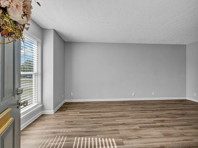 326 Nesbitt Ln — Photo 4